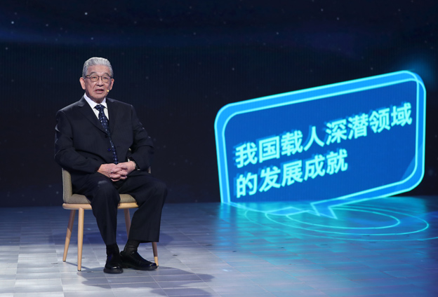 抱著要建造先進(jìn)的海軍裝備保家衛(wèi)國(guó)的心愿，考入了交通大學(xué)造船系