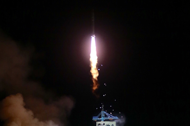 4月6日，搭載實(shí)踐十號衛(wèi)星的長征二號丁運(yùn)載火箭升空。