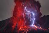 大自然&ldquo;憤怒&rdquo;之力！攝影師拍到火山閃電奇觀