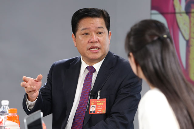 一絲不茍摘窮帽，全力以赴拔窮根