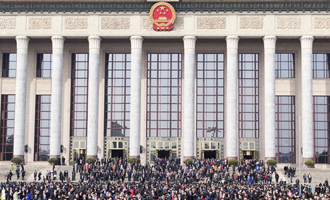 閉幕會(huì)后，代表走出人民大會(huì)堂