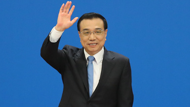 記者會(huì)結(jié)束后，李克強(qiáng)揮手致意