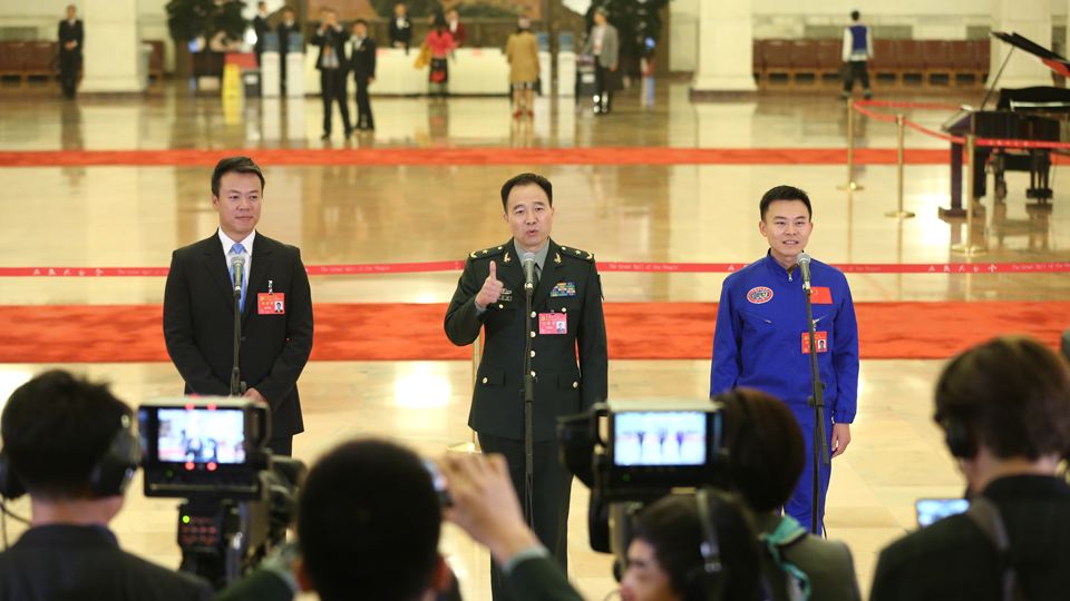 趙宏博、景海鵬、唐嘉陵代表接受采訪
