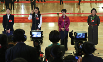 吳敏霞、杜玉濤、蒙曼、盧麗安代表接受采訪