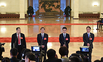 凌解放、王立平、徐川、黃一兵代表接受采訪