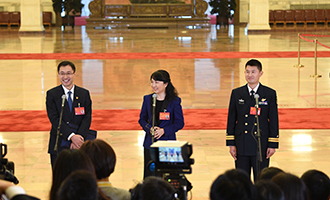 孟祥飛、李媛、曹先建代表接受采訪