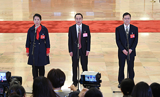 姜妍、康紅普、劉宗富代表接受采訪