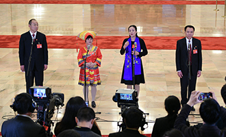 蔡松濤、杜麗群、楊小玲、賈立群代表接受采訪
