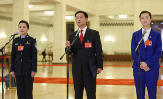李貝、裴春亮、丁寧代表接受采訪