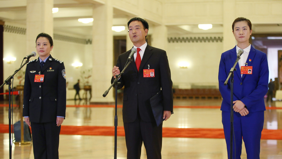 李貝、裴春亮、丁寧代表接受采訪