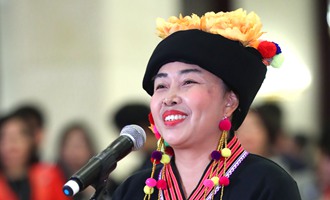 全國(guó)政協(xié)委員張敏在&ldquo;委員通道&rdquo;接受采訪(fǎng)