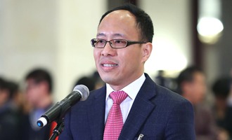 全國(guó)政協(xié)委員李文俊在&ldquo;委員通道&rdquo;接受采訪(fǎng)