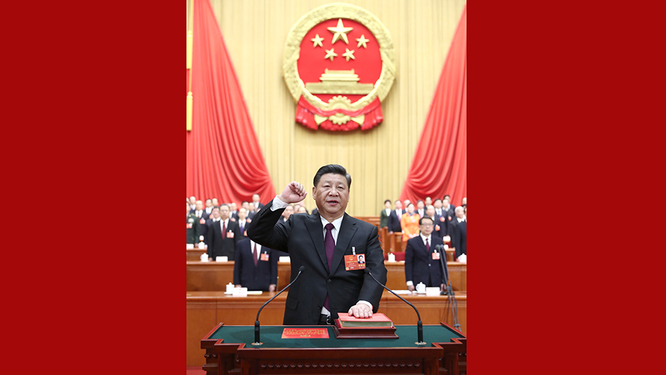 新當(dāng)選的國(guó)家主席、中央軍委主席習(xí)近平進(jìn)行憲法宣誓