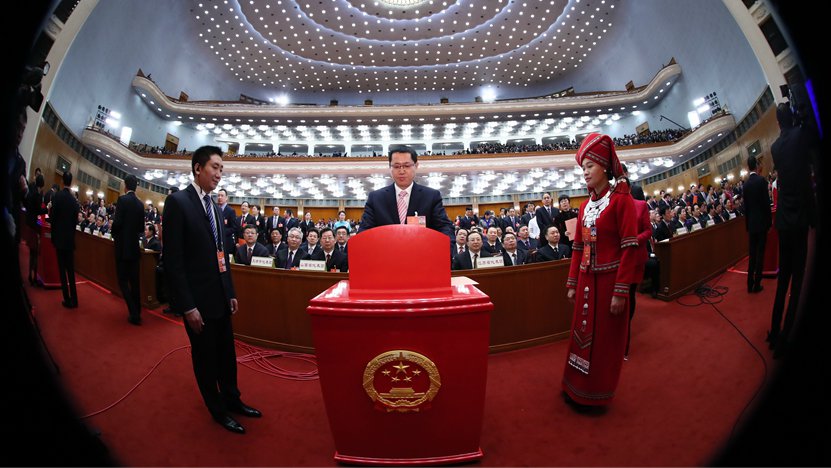 3月17日，人代會全體會議上代表在投票