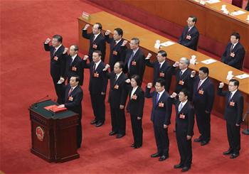 新當選的全國人大常委會副委員長、秘書長進行憲法宣誓