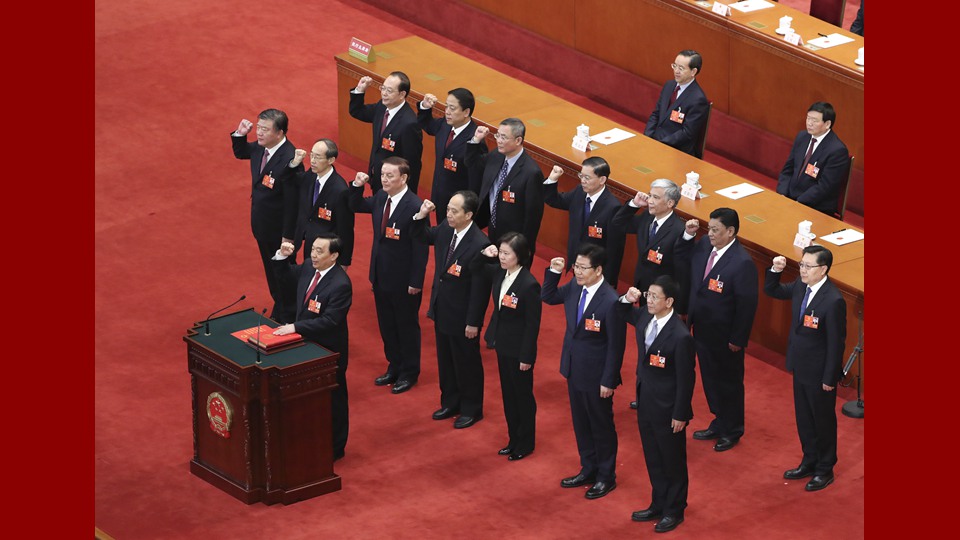 新當(dāng)選的全國(guó)人大常委會(huì)副委員長(zhǎng)、秘書(shū)長(zhǎng)進(jìn)行憲法宣誓