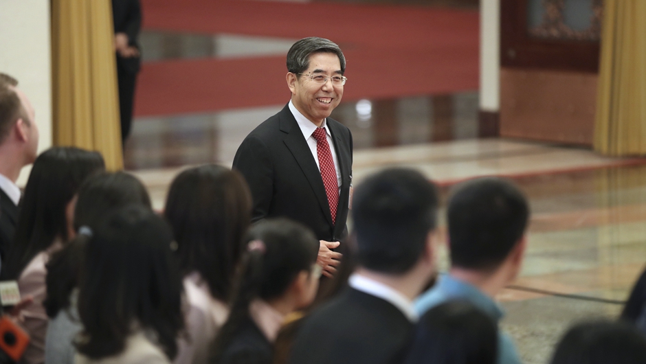 馬建堂步入&ldquo;部長(zhǎng)通道&rdquo;，準(zhǔn)備接受采訪