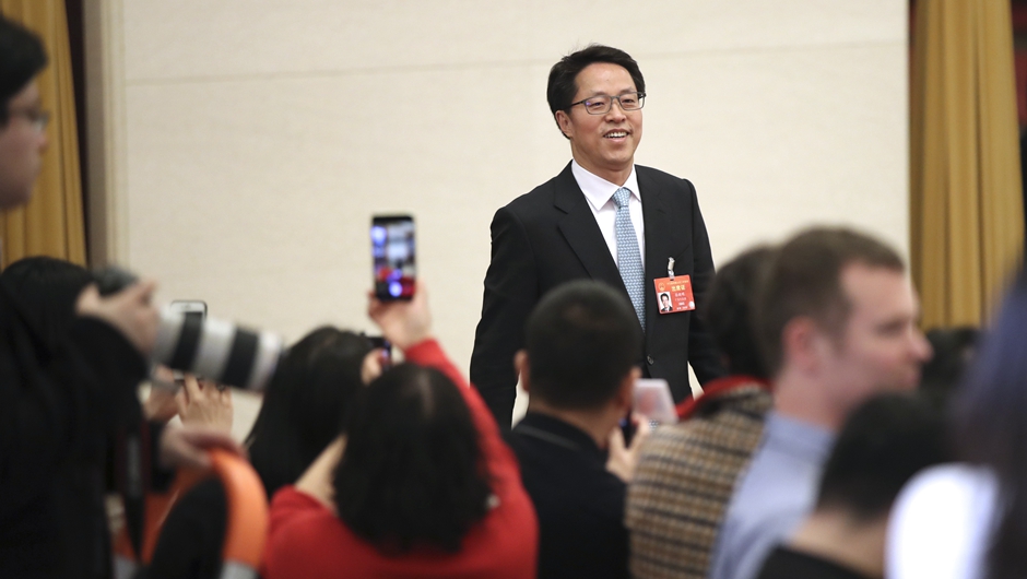 張曉明步入&ldquo;部長(zhǎng)通道&rdquo;，準(zhǔn)備接受采訪