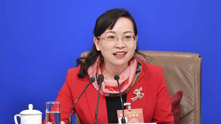 全國政協(xié)委員、湖南省湘西土家族苗族自治州政協(xié)副主席 石紅