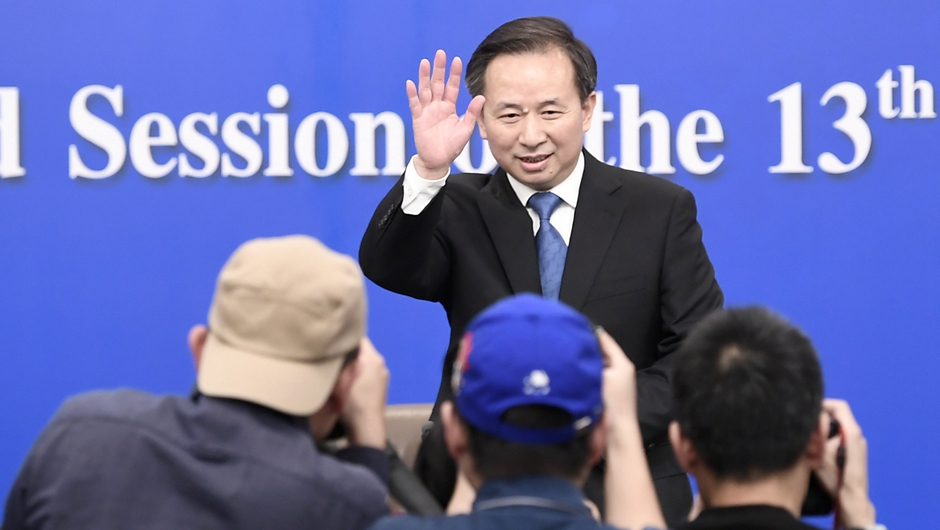 記者會開始前，李干杰向記者致意