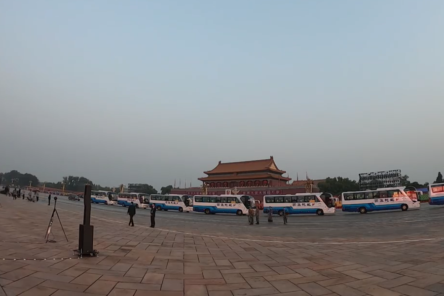 10月1日清晨的天安門(mén)城樓和長(zhǎng)安街，燈火通明，正在準(zhǔn)備慶祝大會(huì)的工作人員雖然緊張忙碌，但仍顯得井然有序