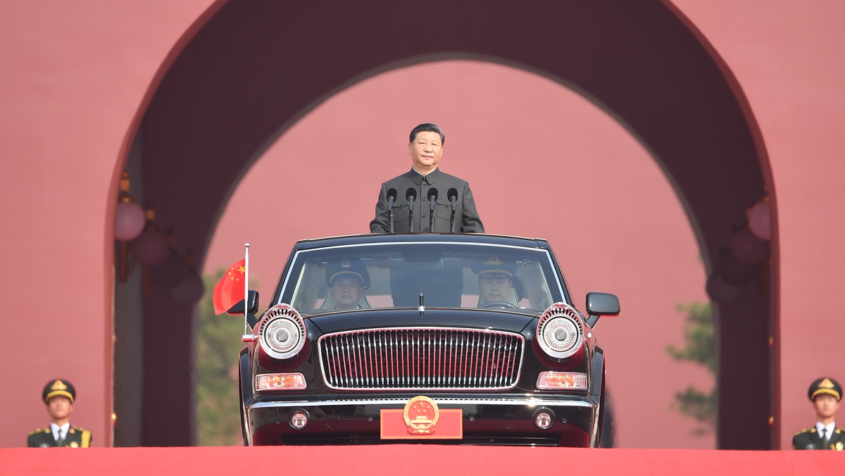 習(xí)近平乘坐檢閱車，經(jīng)過金水橋，駛上長安街