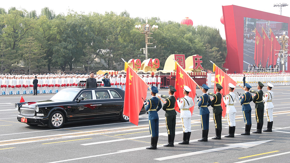 習(xí)近平驅(qū)車行進至黨旗、國旗、軍旗前，向旗幟行注目禮