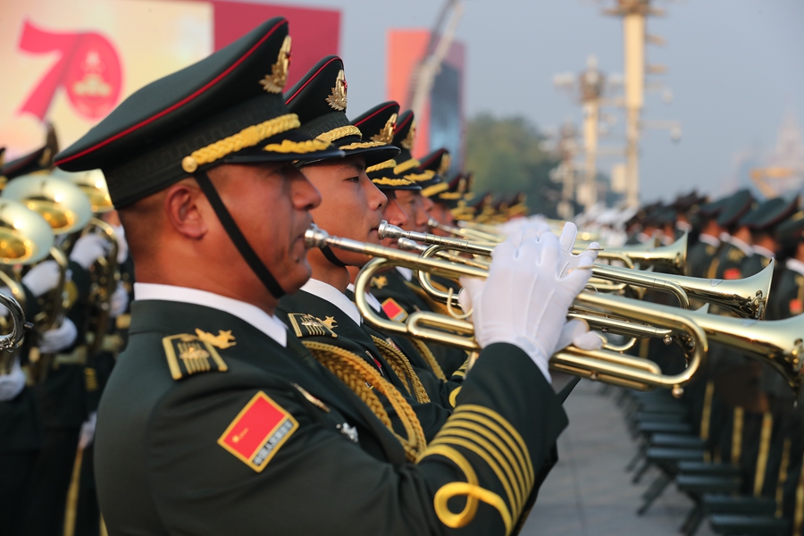 解放軍聯(lián)合軍樂(lè)團(tuán)在廣場(chǎng)就位后進(jìn)行準(zhǔn)備工作和試奏。據(jù)了解，解放軍聯(lián)合軍樂(lè)團(tuán)此次演奏是從開(kāi)國(guó)大典至今歷次閱兵以來(lái)演奏曲目最多的一次，不少曲目是為此次閱兵量身打造的全新作品，此次也是歷次女演奏員最多的一次。