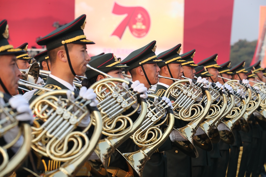 解放軍聯(lián)合軍樂(lè)團(tuán)在廣場(chǎng)就位后進(jìn)行準(zhǔn)備工作和試奏。據(jù)了解，解放軍聯(lián)合軍樂(lè)團(tuán)此次演奏是從開(kāi)國(guó)大典至今歷次閱兵以來(lái)演奏曲目最多的一次，不少曲目是為此次閱兵量身打造的全新作品，此次也是歷次女演奏員最多的一次。
