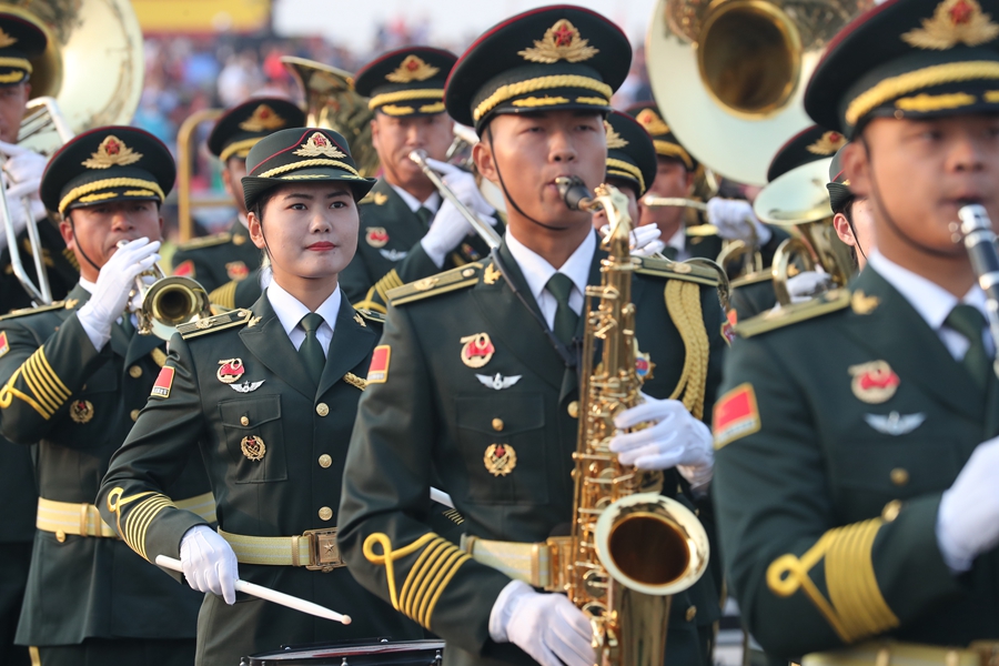 解放軍聯(lián)合軍樂(lè)團(tuán)在廣場(chǎng)就位后進(jìn)行準(zhǔn)備工作和試奏。據(jù)了解，解放軍聯(lián)合軍樂(lè)團(tuán)此次演奏是從開(kāi)國(guó)大典至今歷次閱兵以來(lái)演奏曲目最多的一次，不少曲目是為此次閱兵量身打造的全新作品，此次也是歷次女演奏員最多的一次。