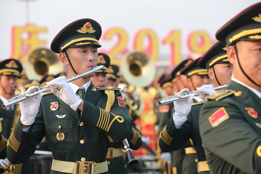 解放軍聯(lián)合軍樂(lè)團(tuán)在廣場(chǎng)就位后進(jìn)行準(zhǔn)備工作和試奏。據(jù)了解，解放軍聯(lián)合軍樂(lè)團(tuán)此次演奏是從開(kāi)國(guó)大典至今歷次閱兵以來(lái)演奏曲目最多的一次，不少曲目是為此次閱兵量身打造的全新作品，此次也是歷次女演奏員最多的一次。