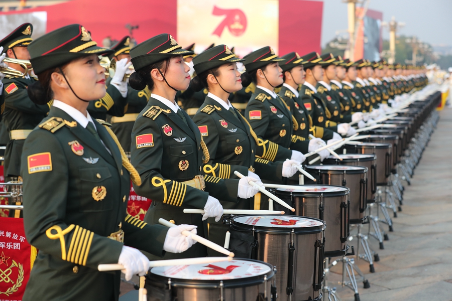 解放軍聯(lián)合軍樂(lè)團(tuán)在廣場(chǎng)就位后進(jìn)行準(zhǔn)備工作和試奏。據(jù)了解，解放軍聯(lián)合軍樂(lè)團(tuán)此次演奏是從開(kāi)國(guó)大典至今歷次閱兵以來(lái)演奏曲目最多的一次，不少曲目是為此次閱兵量身打造的全新作品，此次也是歷次女演奏員最多的一次。