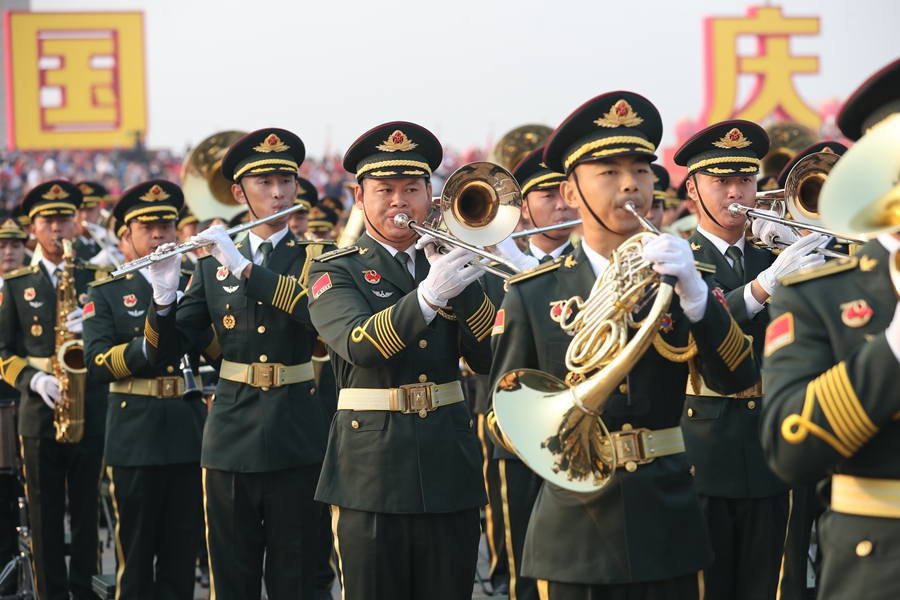 解放軍聯(lián)合軍樂(lè)團(tuán)在廣場(chǎng)就位后進(jìn)行準(zhǔn)備工作和試奏。據(jù)了解，解放軍聯(lián)合軍樂(lè)團(tuán)此次演奏是從開(kāi)國(guó)大典至今歷次閱兵以來(lái)演奏曲目最多的一次，不少曲目是為此次閱兵量身打造的全新作品，此次也是歷次女演奏員最多的一次。