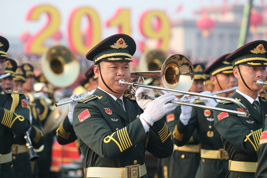 解放軍聯(lián)合軍樂(lè)團(tuán)在廣場(chǎng)就位后進(jìn)行準(zhǔn)備工作和試奏。據(jù)了解，解放軍聯(lián)合軍樂(lè)團(tuán)此次演奏是從開(kāi)國(guó)大典至今歷次閱兵以來(lái)演奏曲目最多的一次，不少曲目是為此次閱兵量身打造的全新作品，此次也是歷次女演奏員最多的一次。