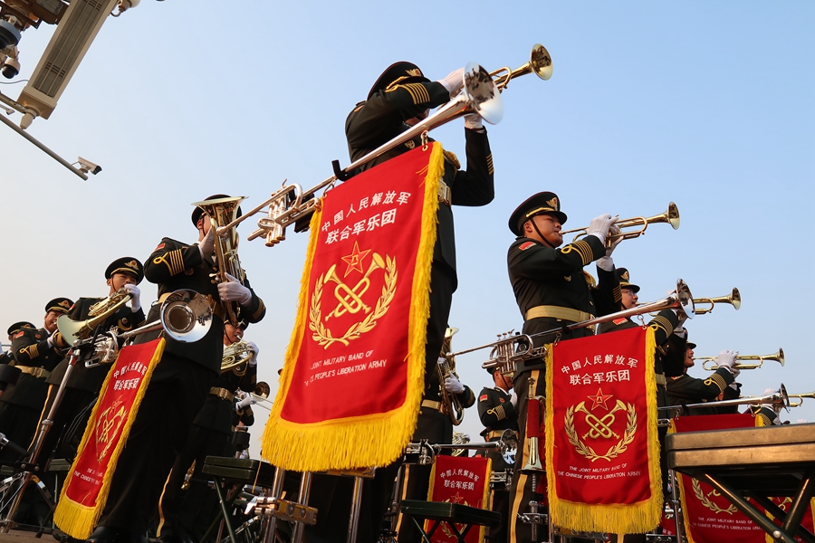 解放軍聯(lián)合軍樂(lè)團(tuán)在廣場(chǎng)就位后進(jìn)行準(zhǔn)備工作和試奏。據(jù)了解，解放軍聯(lián)合軍樂(lè)團(tuán)此次演奏是從開(kāi)國(guó)大典至今歷次閱兵以來(lái)演奏曲目最多的一次，不少曲目是為此次閱兵量身打造的全新作品，此次也是歷次女演奏員最多的一次。