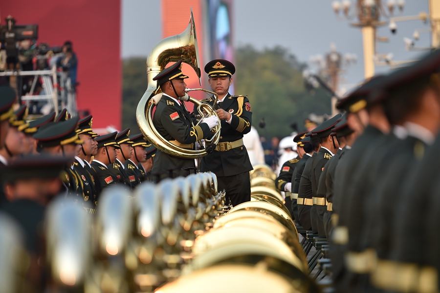 解放軍聯(lián)合軍樂(lè)團(tuán)在廣場(chǎng)就位后進(jìn)行準(zhǔn)備工作和試奏。據(jù)了解，解放軍聯(lián)合軍樂(lè)團(tuán)此次演奏是從開(kāi)國(guó)大典至今歷次閱兵以來(lái)演奏曲目最多的一次，不少曲目是為此次閱兵量身打造的全新作品，此次也是歷次女演奏員最多的一次。
