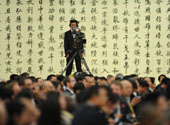 記者持&ldquo;長(zhǎng)槍短炮&rdquo;在發(fā)布會(huì)現(xiàn)場(chǎng)工作