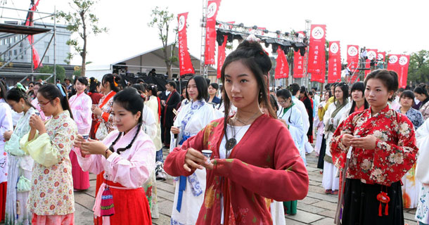 浙江西塘370人著漢服行&ldquo;鄉(xiāng)飲酒禮&rdquo; 創(chuàng)吉尼斯紀錄