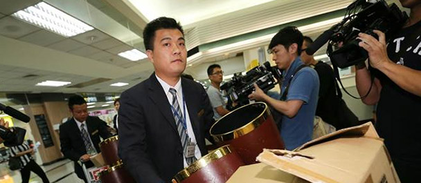 禮儀公司帶著遺體袋、骨灰壇協(xié)助處理善后