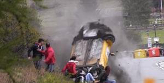 史上最幸運撞車！圍觀群眾躲過一劫