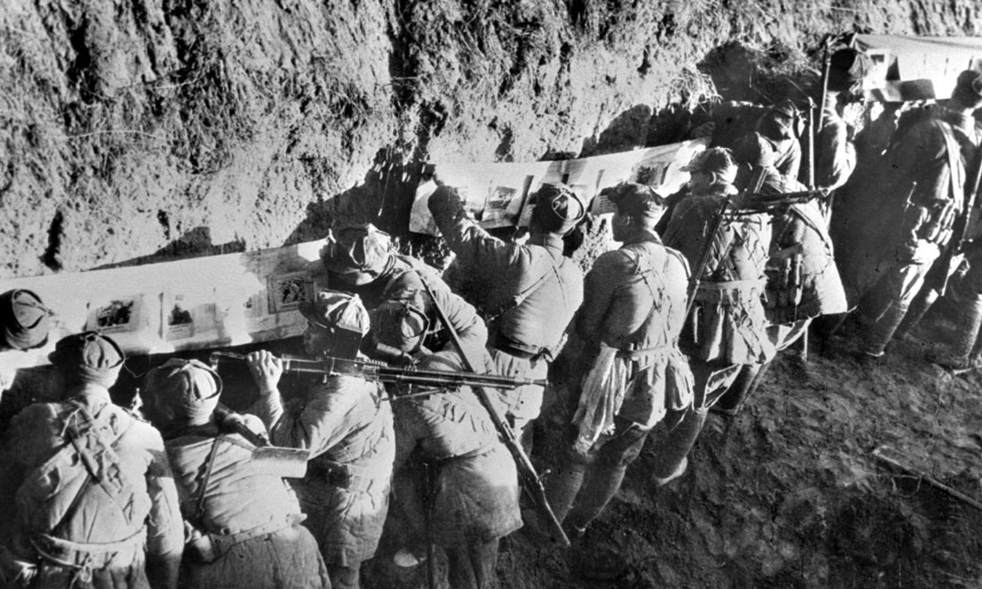 1948年冬，淮海戰(zhàn)役期間，雙堆集前沿陣地舉辦的戰(zhàn)地影展，深受解放軍戰(zhàn)士歡迎。新華社稿  袁克忠攝
