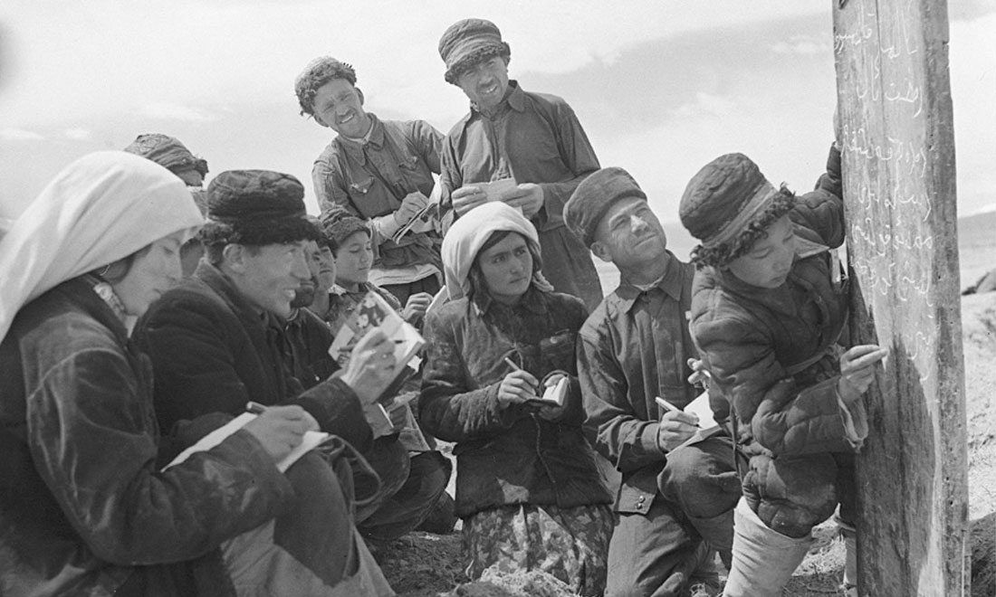 1960年6月，新疆慕士塔格峰下，大人們在小學(xué)生幫助下學(xué)習(xí)文化。新華社記者武純展攝