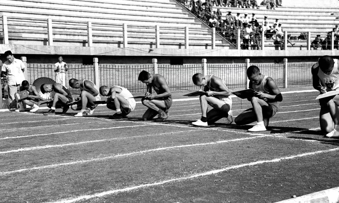 1952年8月2日，慶祝中國人民解放軍建軍25周年全軍運(yùn)動會在北京舉行，運(yùn)動員在進(jìn)行識字賽跑比賽。新華社記者岳國芳攝