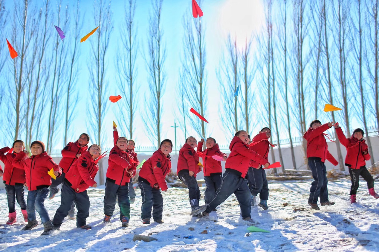 2017年11月15日， &ldquo;多一克溫暖&rdquo;公益行動走進北疆地區(qū)，實現(xiàn)了從物質捐贈到&ldquo;物質+精神&rdquo;溫暖的升級。 &ldquo;體操冠軍&rdquo;楊威、好妹妹樂隊等傾情加盟，不僅為孩子們帶來加厚羽絨服和御寒物資，還準備了溫暖的課堂。