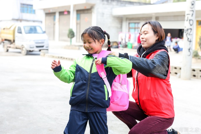 在貴州南開鄉(xiāng)塢鉛小學的捐贈行動中，&ldquo;多一克溫暖&rdquo;團隊結識了這個活潑愛笑的姑娘&mdash;&mdash;李漫妮。父母很早離異，爸爸常年在外打工，7歲的她和奶奶兩人相依為命。海瀾之家給漫妮的家人也準備了羽絨服，懂事的漫妮說，想要快快長大，讓奶奶過上好日子。