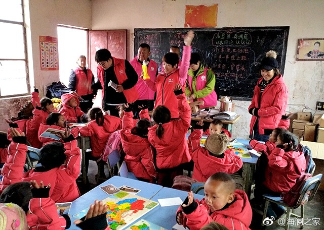 2018年，由海瀾之家攜手網易新聞打造的&ldquo;多一課溫暖&rdquo;課程平臺讓一間間溫暖的課堂走向深山與邊陲。帶著貼合孩子教育需求的線上內容和教師、各領域KOL及愛心人士組成的愛心團隊，海瀾之家用實際行動為孩子的教育加溫，踐行&ldquo;多一克溫暖&rdquo;。