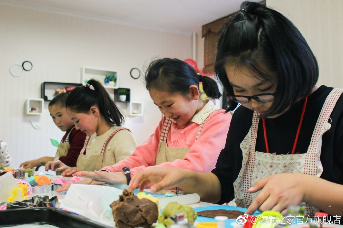 在北京，孩子們上了一節(jié)別開生面的廚藝課&mdash;&mdash;手工DIY餅干。孩子們腦洞大開親自上手，從制作到出爐不僅留下了噴香的餅干，還留下了珍貴的回憶。親手做的餅干孩子們舍不得獨享，成為了回程路上最重要的&ldquo;伴手禮&rdquo;