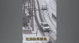 大連：雪天路滑坡難上 汽車(chē)&ldquo;蛇行走位&rdquo;成功登頂