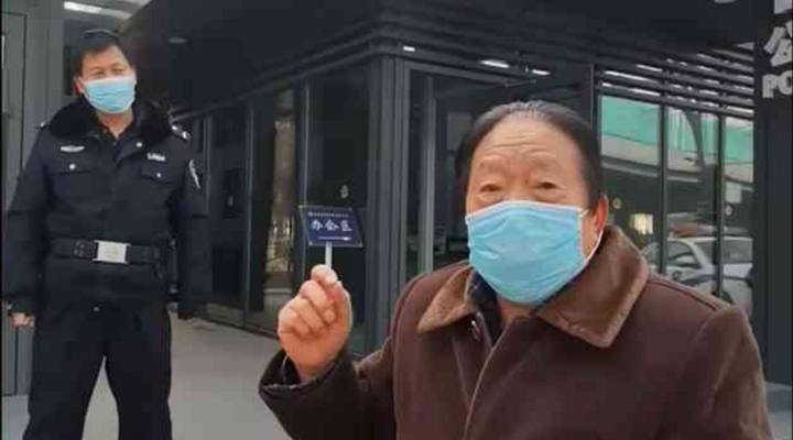 社區(qū)封閉，76歲的他為什么要出來