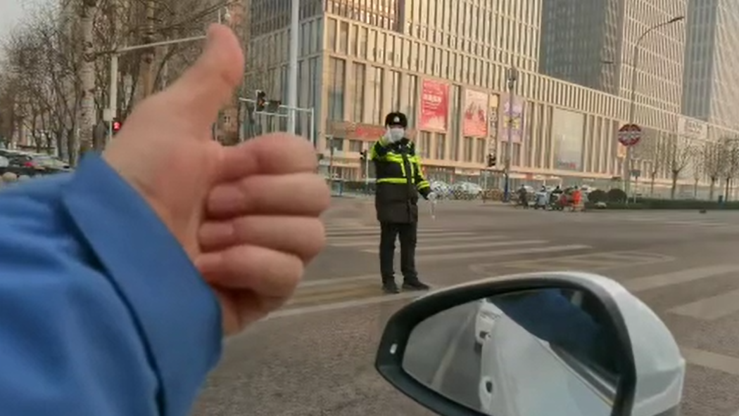 石家莊路人和交警的這個(gè)&ldquo;暗號(hào)&rdquo;，真暖！